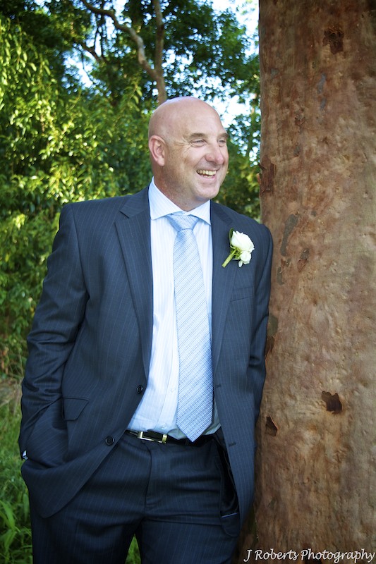Groom leaning on a tree - wedding photography sydney